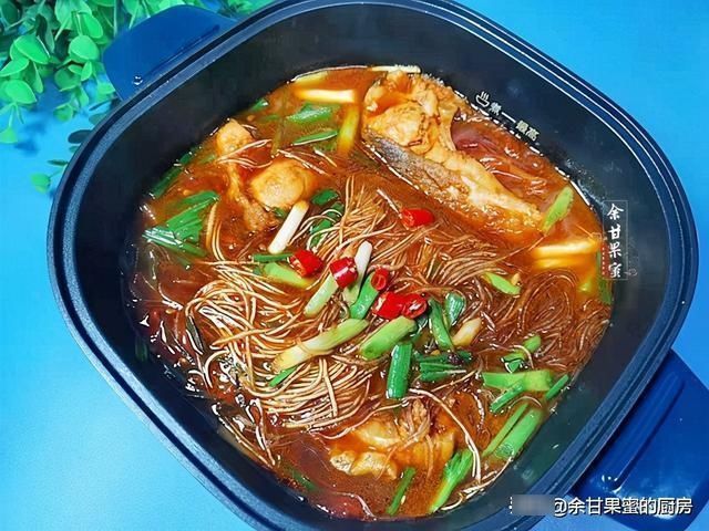 此菜上桌家人夸，三种食材烩一锅，咸鲜味美的下饭菜，又光盘了