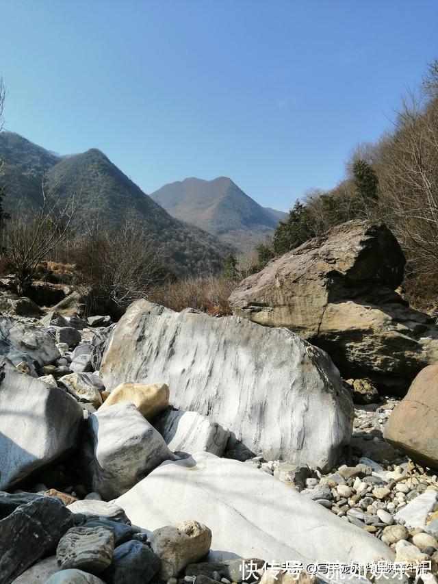 深山|秦岭深处，奇山异水，精美的奇石满河滩，太值钱了