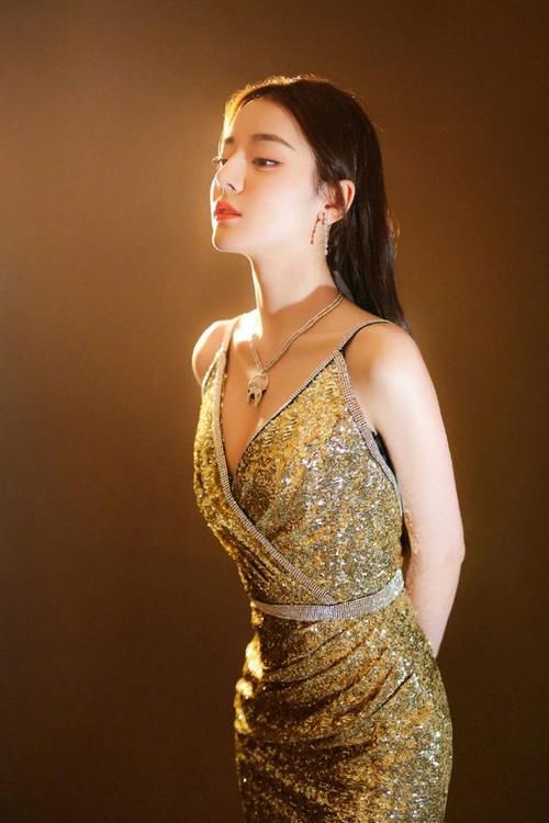 仙女|仙女的时尚穿搭，搭配优雅吊带裙，显知性显时尚美呆了！