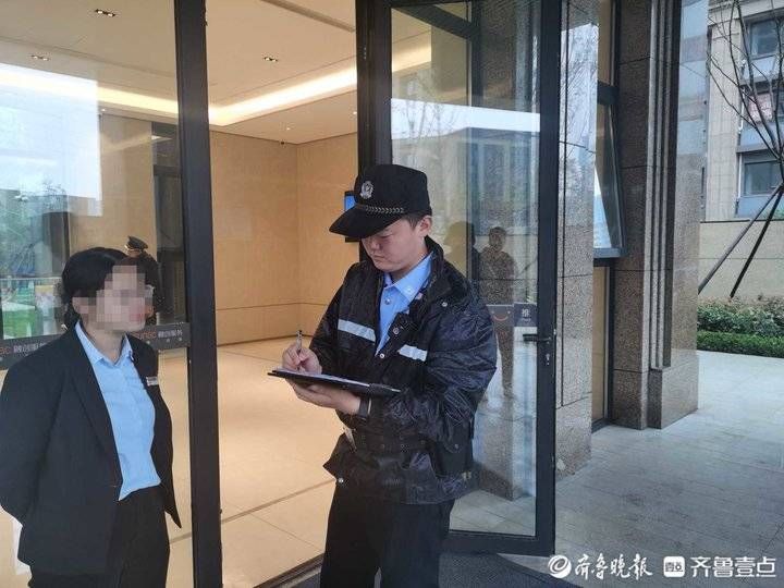 大雨中90后民警帮七旬老人找回家的路|中秋不回家的人| 民警