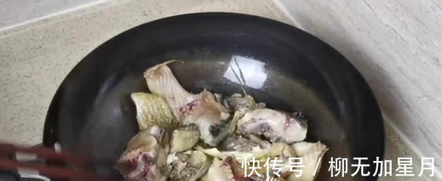 西红柿|好吃不长肉的西红柿闷鲤鱼，不学起来就亏大了！
