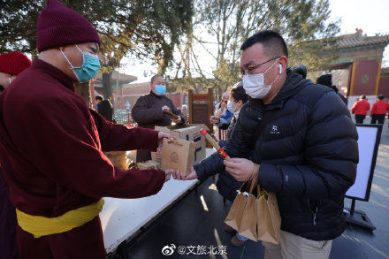 腊八|雍和宫腊八“舍粥”祈福，今年有点儿不一样