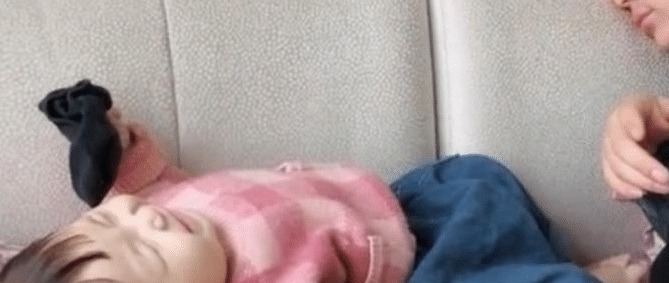 宝宝|爸爸闻袜子假装晕倒,宝宝也拿过来闻,神反应让人笑喷啦