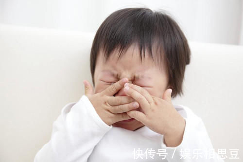 补充水分|母乳喂养的新生儿,喂水就没必要了吗?出现这些异常现象还是喂吧