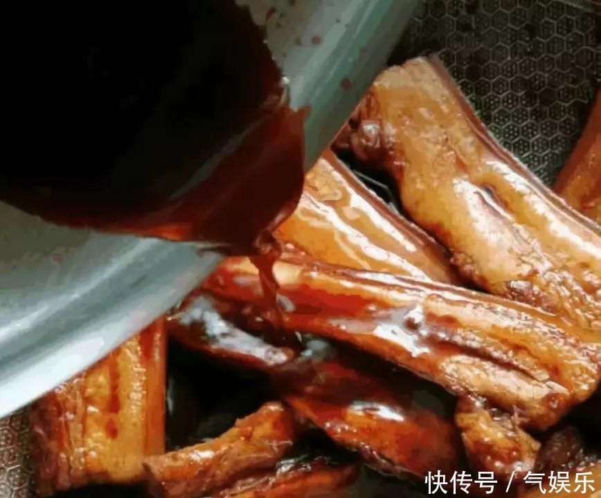五花肉别再红烧了,教你个特色吃法,一顿三斤不够吃
