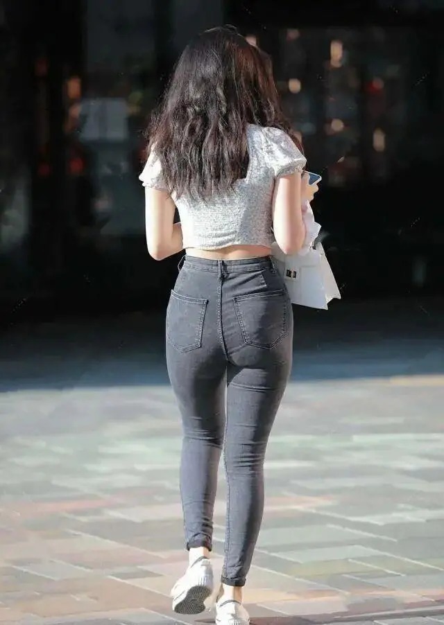 百搭 选择修身百搭的牛仔裤,简单搭配就可以很时尚,洋气又显身材