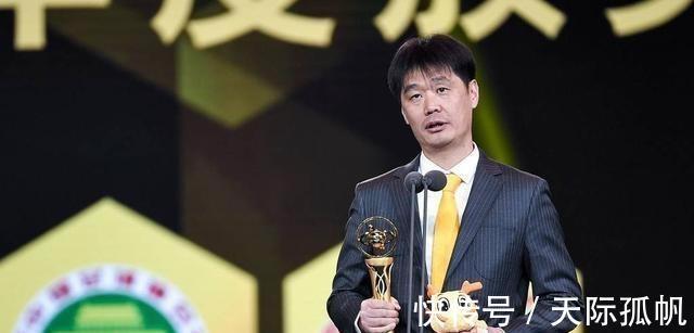 国足|李霄鹏真的比李铁强吗?只不过左手换右手而已