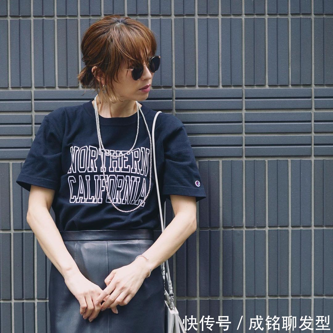 女性|看了这些50岁博主的“减龄穿搭”,才知道时尚与年龄无关,真养眼