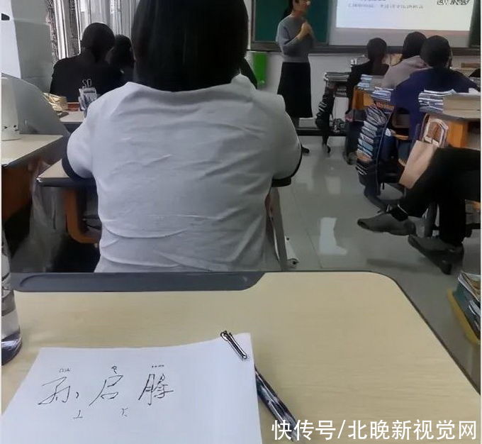 家长会|“我没有尽力，也没有放弃！”妈妈去开家长会，看到座位上的字条瞬间泪崩