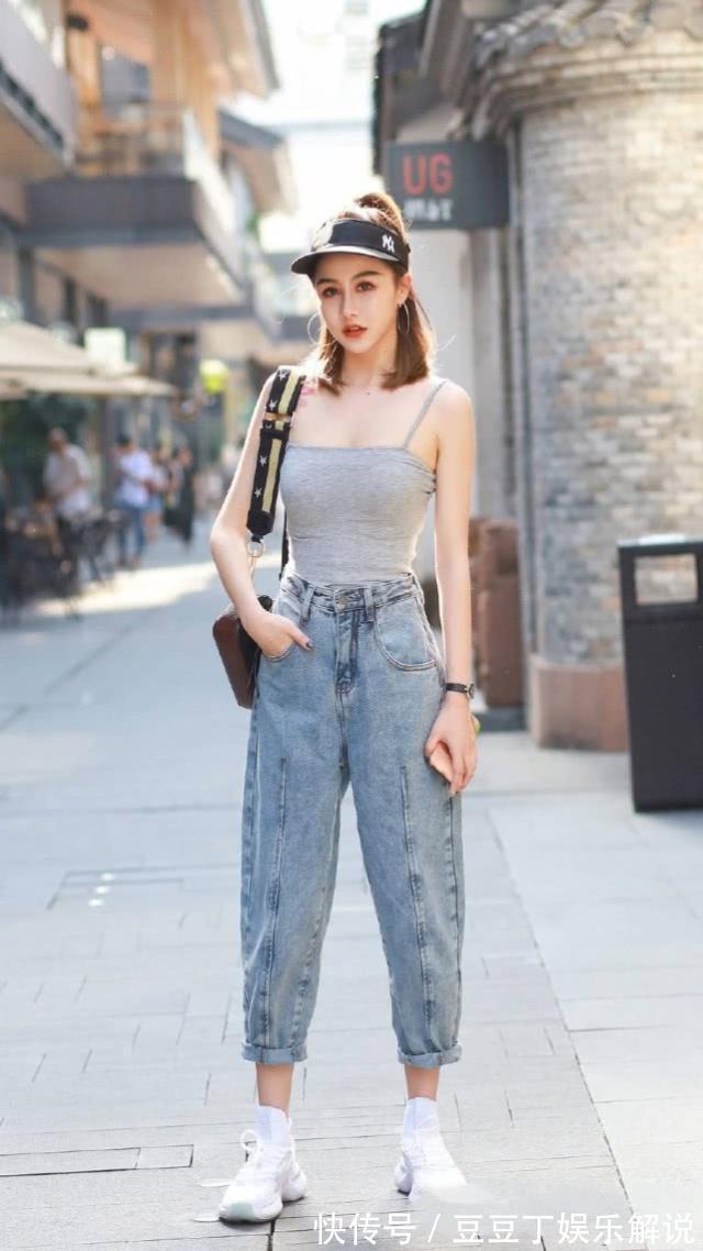 连体裤|街拍:穿着风格很艳丽的小姐姐,身材真的好,墨镜戴起来也格外的吸睛