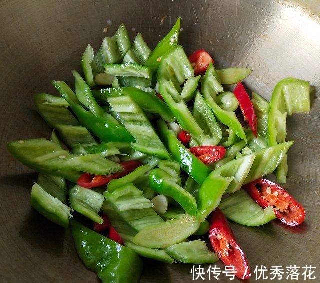 下饭|尖椒炒鱼肚,鱼肚爽脆,带点微辣,很下饭!