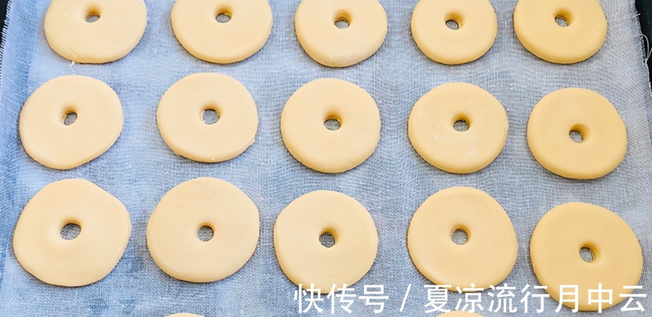 吃不完的红薯拿来做甜甜圈,无需加水,外酥里软,简单好吃又解馋!