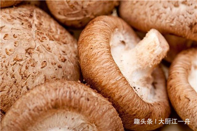买香菇时,挑颜色深的还是浅的的菜农教你4招,别再买错了