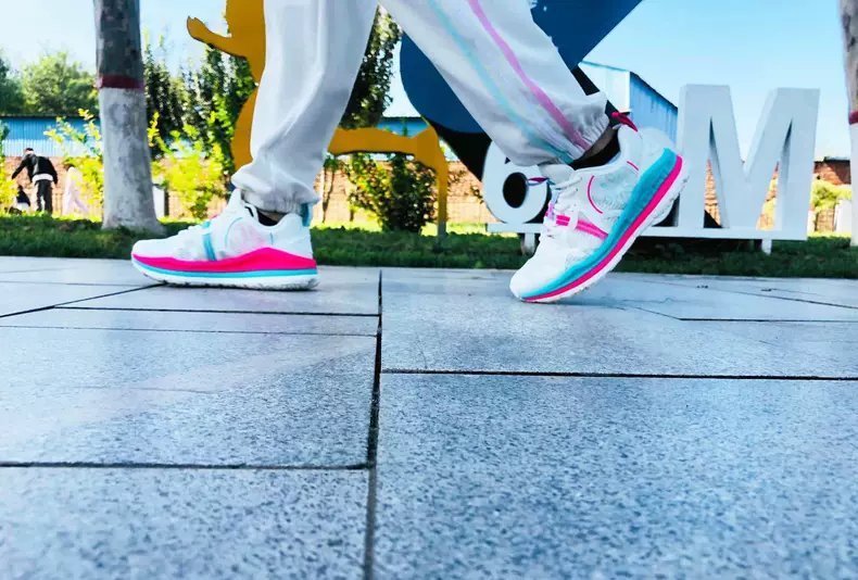 跑步 减缓冲击、低落差、耐磨损、超轻量,这双跑鞋才不到五百块?