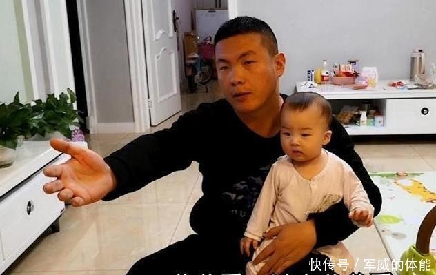 宝妈|宝爸抱起二胎弟弟,大女儿的一句话,宝妈听到后忍不住心酸!