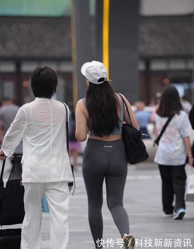 搭配 时尚又耀眼的鲨鱼裤更具时尚女人味,尽显美女端庄气质,就算再热!