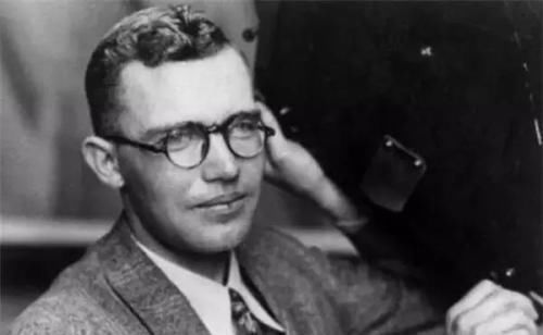 21位宇航員永遠長眠在地球，而他已飄到了冥王星，即將飛出太陽系