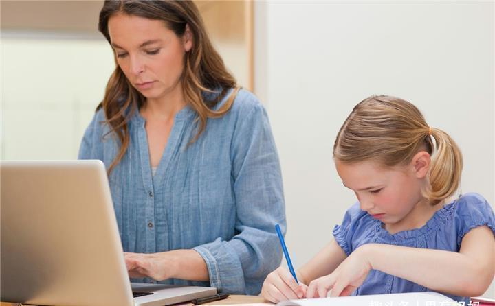 哥哥|2岁妹妹替哥哥上网课做作业,网友:一个敢写,一个敢交