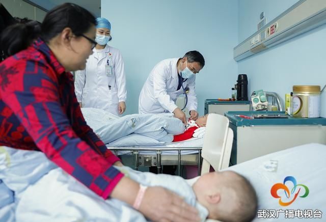 兄弟“连心”！9个月大双胞胎同患先心病 医生同日“补”心