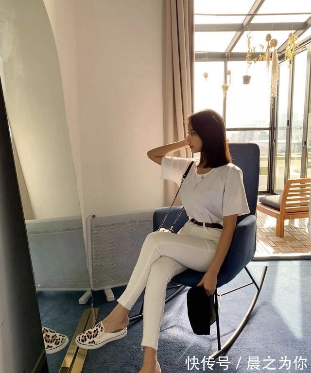 小白鞋展 打底裤美女,穿出格调气质,搭配简约的小白鞋展现出你的帅气