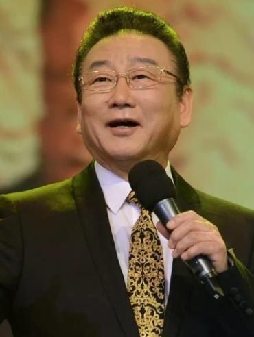 歌唱家蒋大为在国外坐吃山空,回国捞金一首歌18万,女儿已入外籍