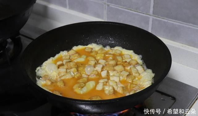 简单|豆腐放在鸡蛋里面,这道菜火了,做法简单零基础,好吃又好看