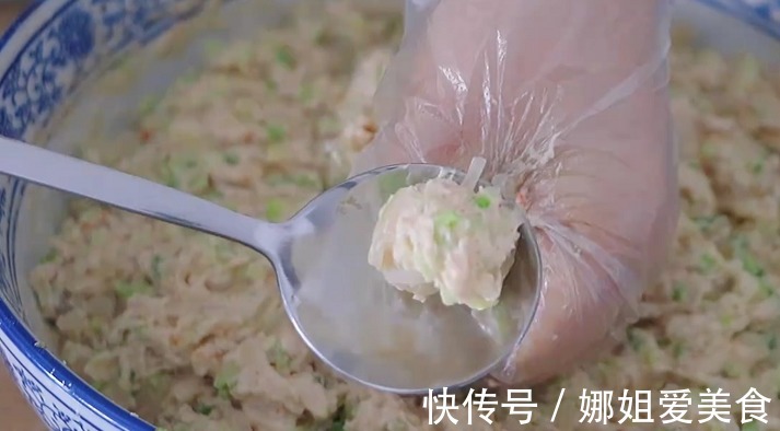炸丸子也是有技巧的,掌握这些要点,丸子炸的外酥里嫩不吸油