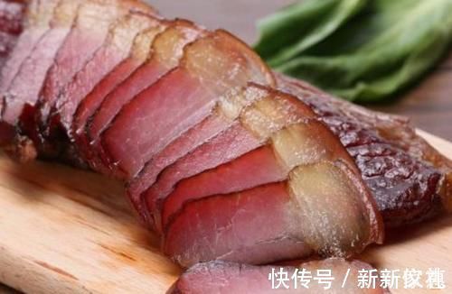 处理腊肉时，不要只会用水冲一冲，多加这3步，腊肉好吃味更香