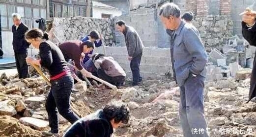 地里|村民在地里挖出金器,场面失控,他捡走一块金牌,价值2亿