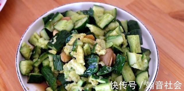 女儿生日,妈妈做了一桌菜,还有一个大蛋糕,满满的都是爱