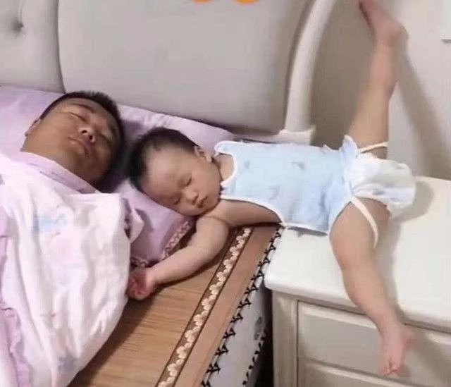 被子|一家四口的睡姿走红,完美诠释:爹妈才是真爱,两个孩子是个意外