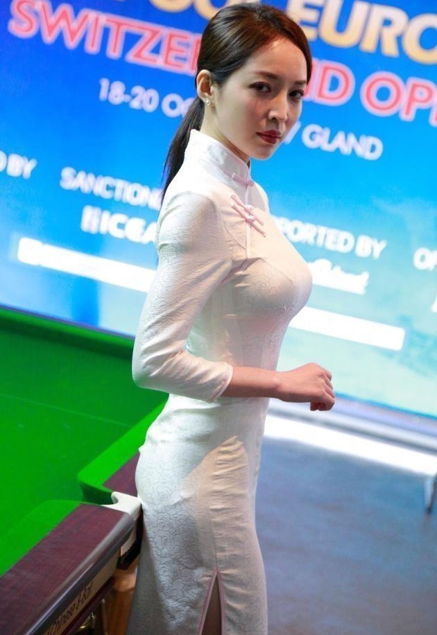 身姿|最美台球女裁判,紧身旗袍尽显曼妙身姿,嫩的出水活脱脱小妖精