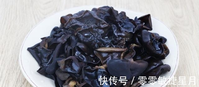 泡木耳只加水就错了,大厨教我1个方法,5分钟就泡开,Q弹无硬心!