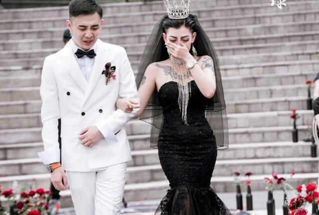 新娘|还记得穿黑婚纱的纹身新娘么?如今她生活幸福,素颜五官超精致