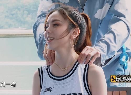 按摩|張顏齊給鄧紫棋按摩,卻把手放在她“衣服下”,網(wǎng)友:真不怕被罵