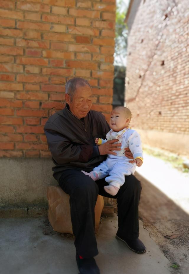 公公|宝宝出生后回家,爷爷盯着孙女看了60分钟,妈妈不忍破坏