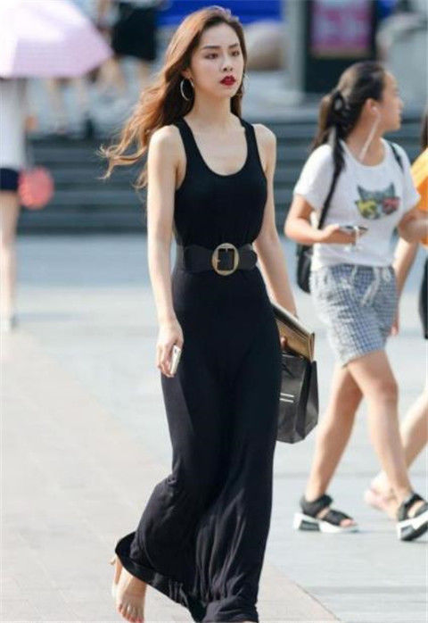 街拍秋水伊人的美女,身穿短款背心配白色短裤,时尚又靓丽