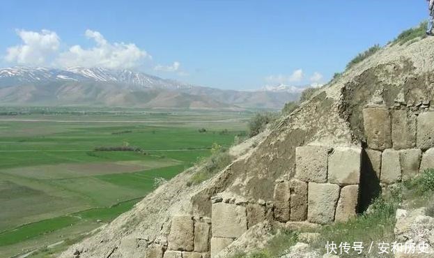 挖掘|在古墓中,考古家发现3岁男孩带着3000年前的“龙镯子”,他是谁