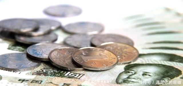 睡觉|很多人喜欢在枕头下放几枚硬币,睡觉也不拿开,你知道原因吗?