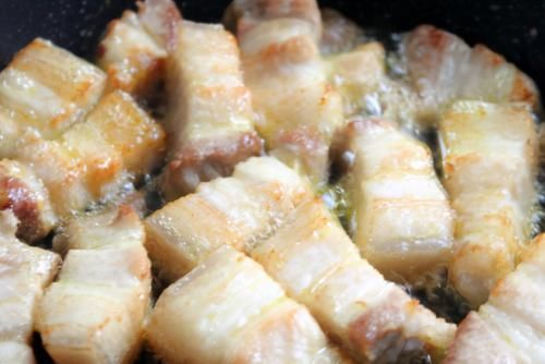 糖色|炖红烧肉时,炒糖色还是用酱油?学会正确做法,浓油赤酱肥而不腻