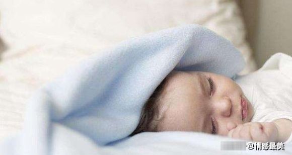 宝妈|宝宝睡觉为何喜欢“投降”姿势?可能多数宝妈不晓得,答案好暖心