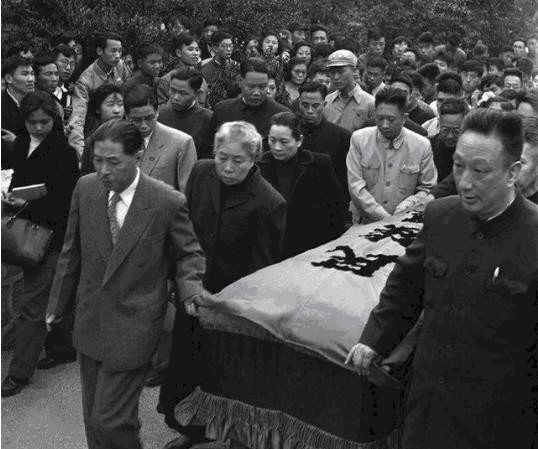 名人|鲁迅去世时,惊动了哪些名人为他抬棺?