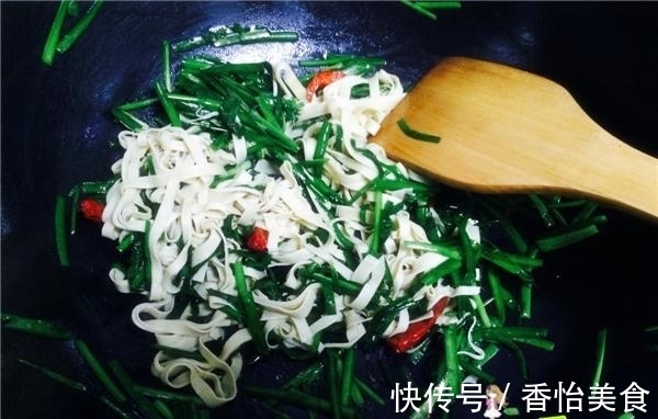 豆制品|自从学会韭菜新吃法,一周吃2次,比吃肉还香,好过瘾