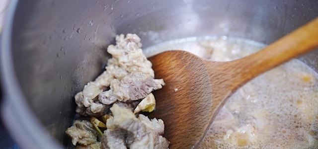 在家就能做出地道的牛腩粉，比店里料足，味道鲜美，简单又快手！