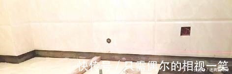 瓷砖|工人如果在墙砖下放这个东西,你连验收都不用,直接结算工钱!