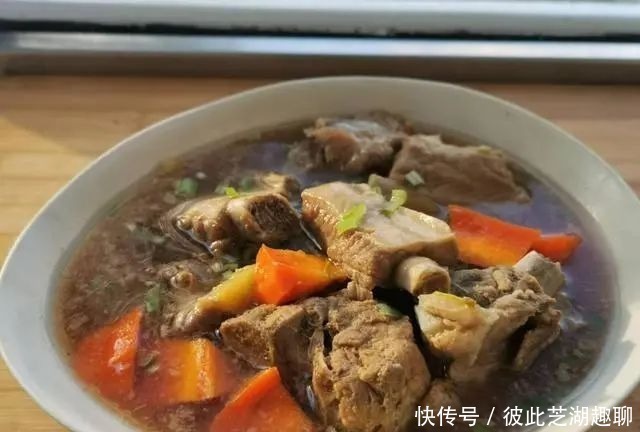 排骨|排骨焯水后为什么又腥又柴?看了大厨的做法,原来是用错水了!