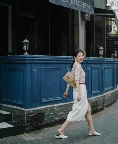 半身裙 建议四五十岁的女人，入秋后多穿这条“裙子”，优雅减龄显气质