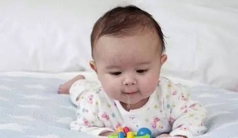 父母|宝宝流口水也要分情况，父母可别不当回事，其中可能暗藏健康隐患