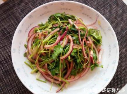 教你洋葱特色做法,简单拌一拌,比饭店还好吃,开胃解馋又解腻!