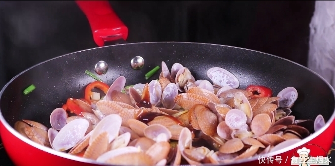 花甲|教你一个炒花甲的家常做法,锅里加点它又香又下饭,上桌就抢光了